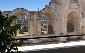 Studio climatisé avec balcon face aux arènes d'Arles
